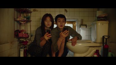 una scena del film parasite dove due persone cercano di comunicare con uno smartphone