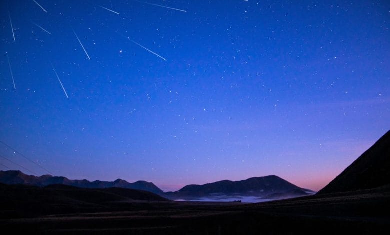 una serie di stelle cadenti in un cielo blu scuro