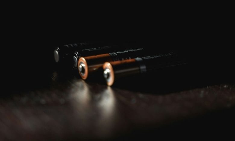 tre batterie stilo al litio su sfondo oscurato
