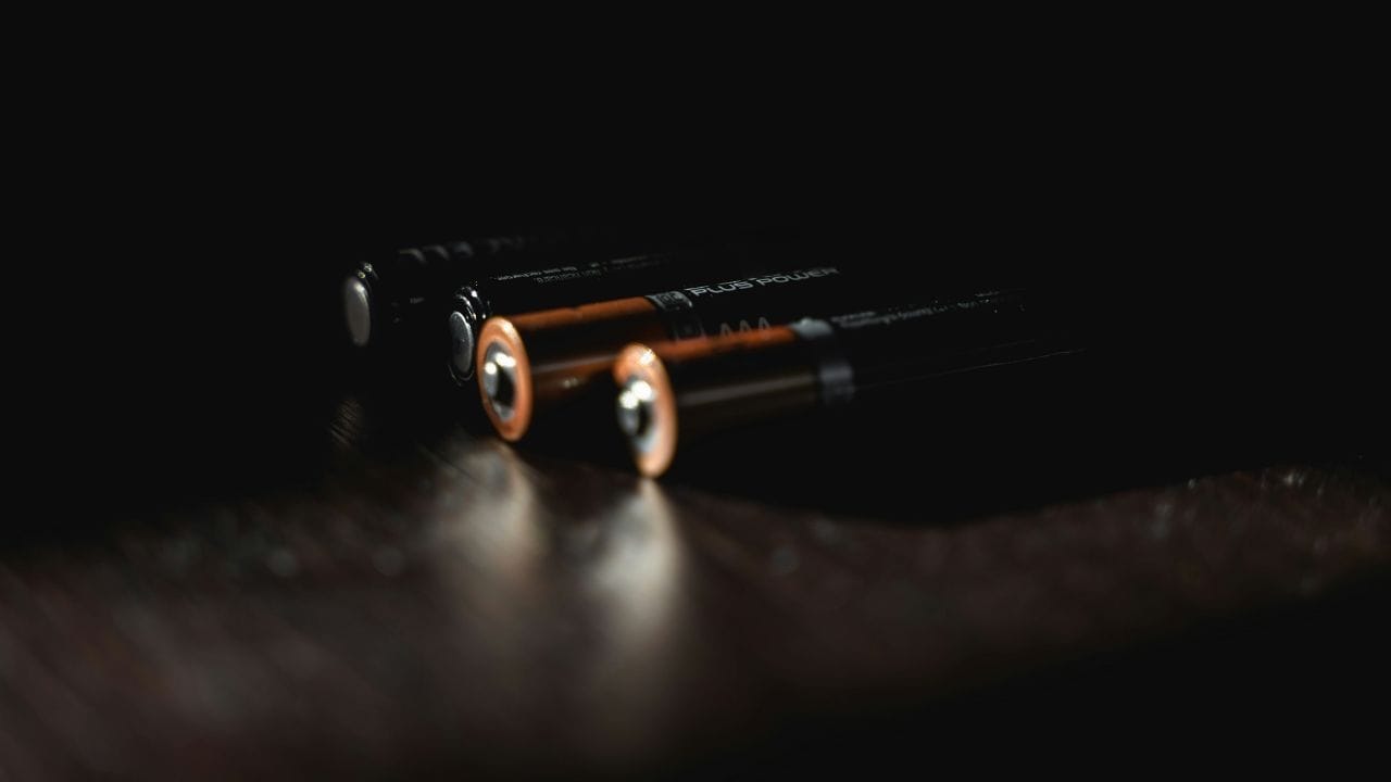 tre batterie stilo al litio su sfondo oscurato