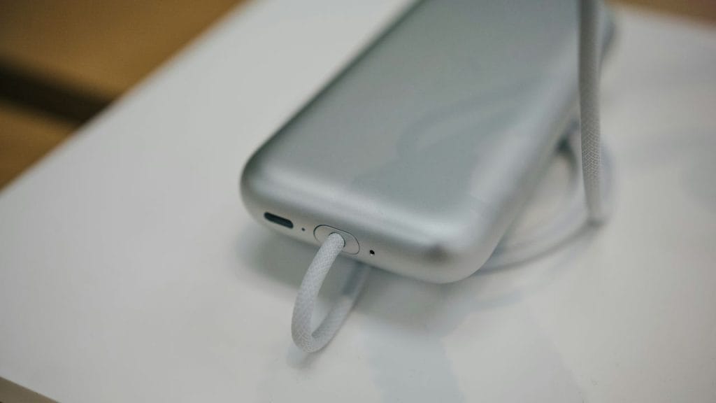 un power bank di colore grigio con bordi arrotondati