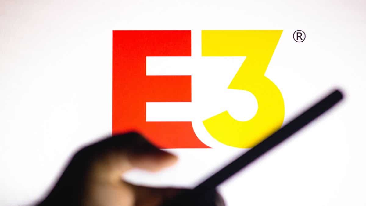 logo e3 con mano nera che tiene smartphone