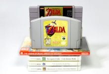 cartuccia del nintendo 64 del gioco legend of zelda, su dei libri impilati