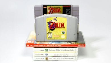 cartuccia del nintendo 64 del gioco legend of zelda, su dei libri impilati