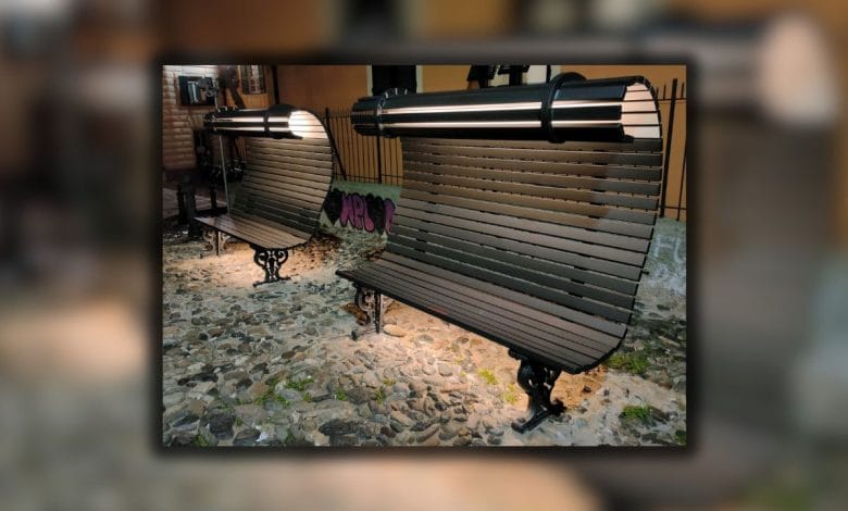 le panchine a forma di pagina di libro presso la salita Torre Embriaci