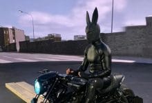 prima immagine reale di bunny-man in moto, con costume nero da coniglio