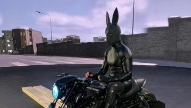 prima immagine reale di bunny-man in moto, con costume nero da coniglio