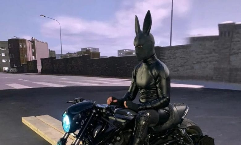 prima immagine reale di bunny-man in moto, con costume nero da coniglio