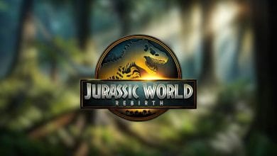 logo di jurassic world rebirth su uno sfondo sfocato di una foresta