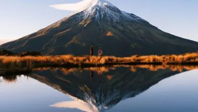 monte taranaki riflesso sull'acqua del lago