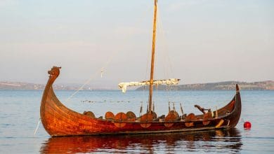 replica di una caravella vichinga che solca le placide acque di un fiume