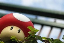 un fungo rosso e bianco di super mario su dell'erba finta