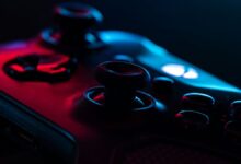 un joystick in ombra su sfondo nero