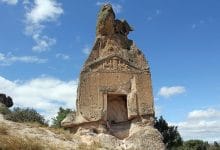 il monumento Arslan Kaya visto da davanti in lontananza