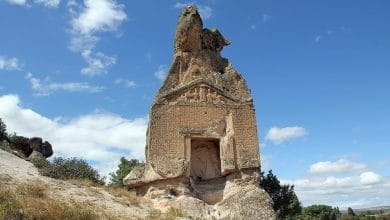 il monumento Arslan Kaya visto da davanti in lontananza