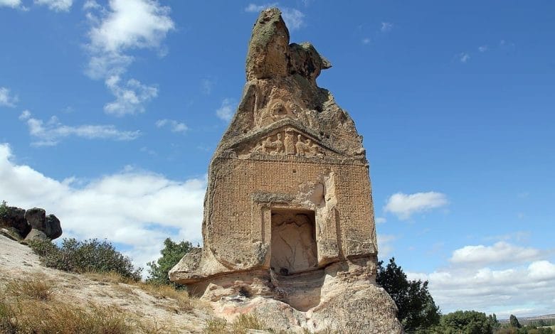 il monumento Arslan Kaya visto da davanti in lontananza