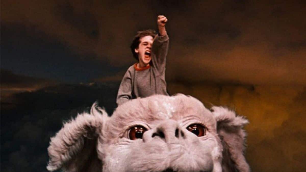 Bastian e falkor nel film la storia infinita mentre volano