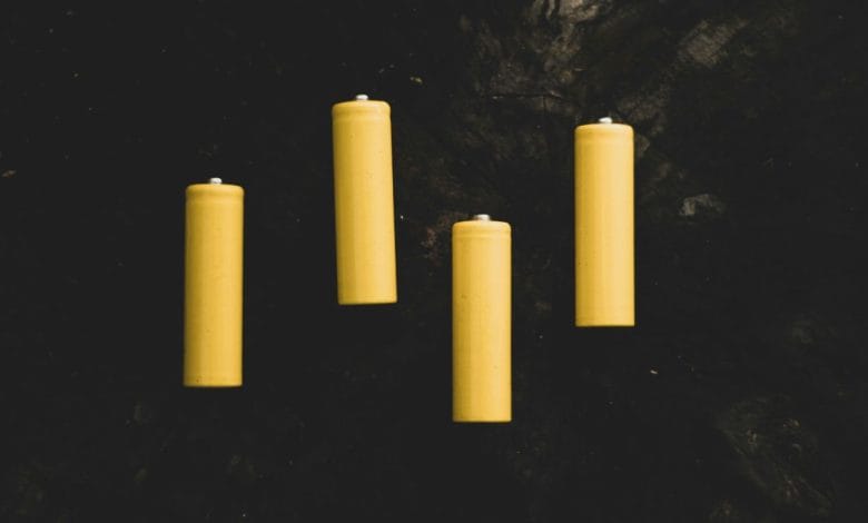 quattro batterie al litio di colore giallo su uno sfondo nero