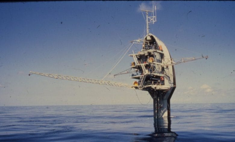 RV Flip, la nave che si mette in verticale nell'oceano