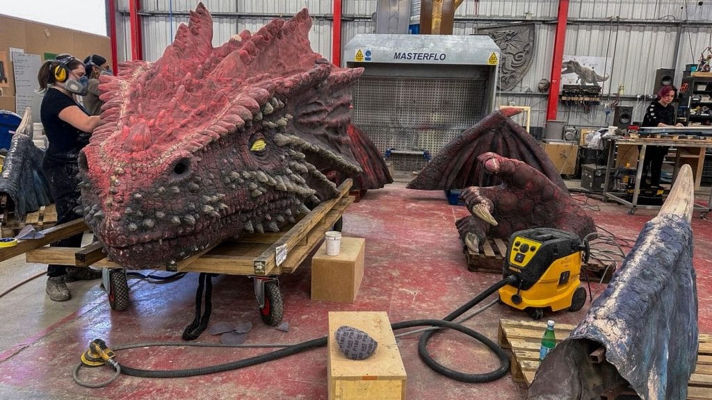 la testa meccanica di Y Ddraig Goch, il drago rosso simbolo del galles