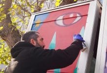 Uno street artist decora le nuove cabine telefoniche