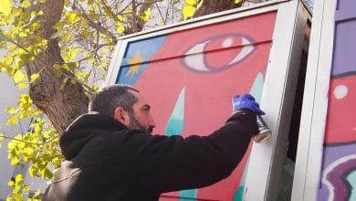 Uno street artist decora le nuove cabine telefoniche