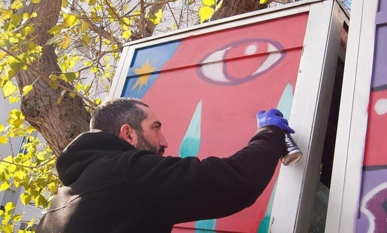 Uno street artist decora le nuove cabine telefoniche