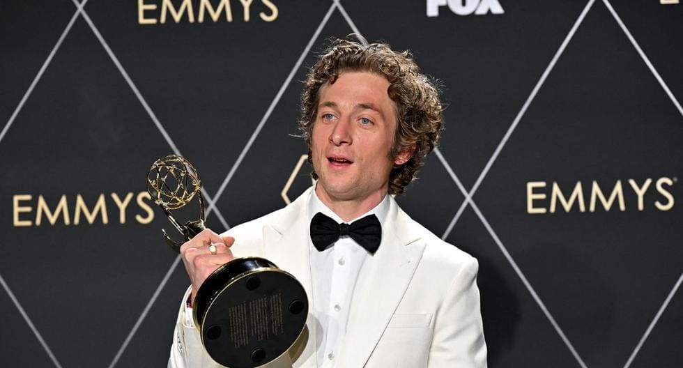 Jeremy Allen White con l'emmy adard