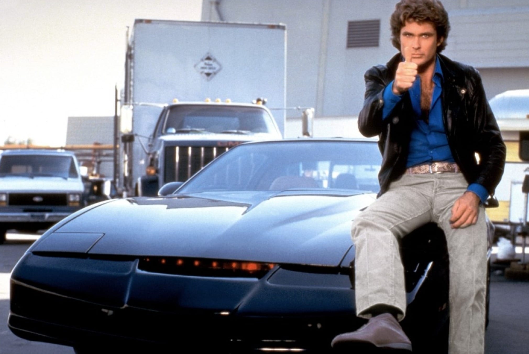 kitt e michael knight in una scena della serie tv anni 80 supercar