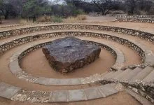 una foto del meteorite hoba in namibia