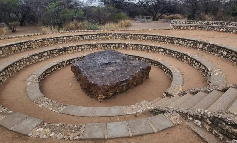 una foto del meteorite hoba in namibia