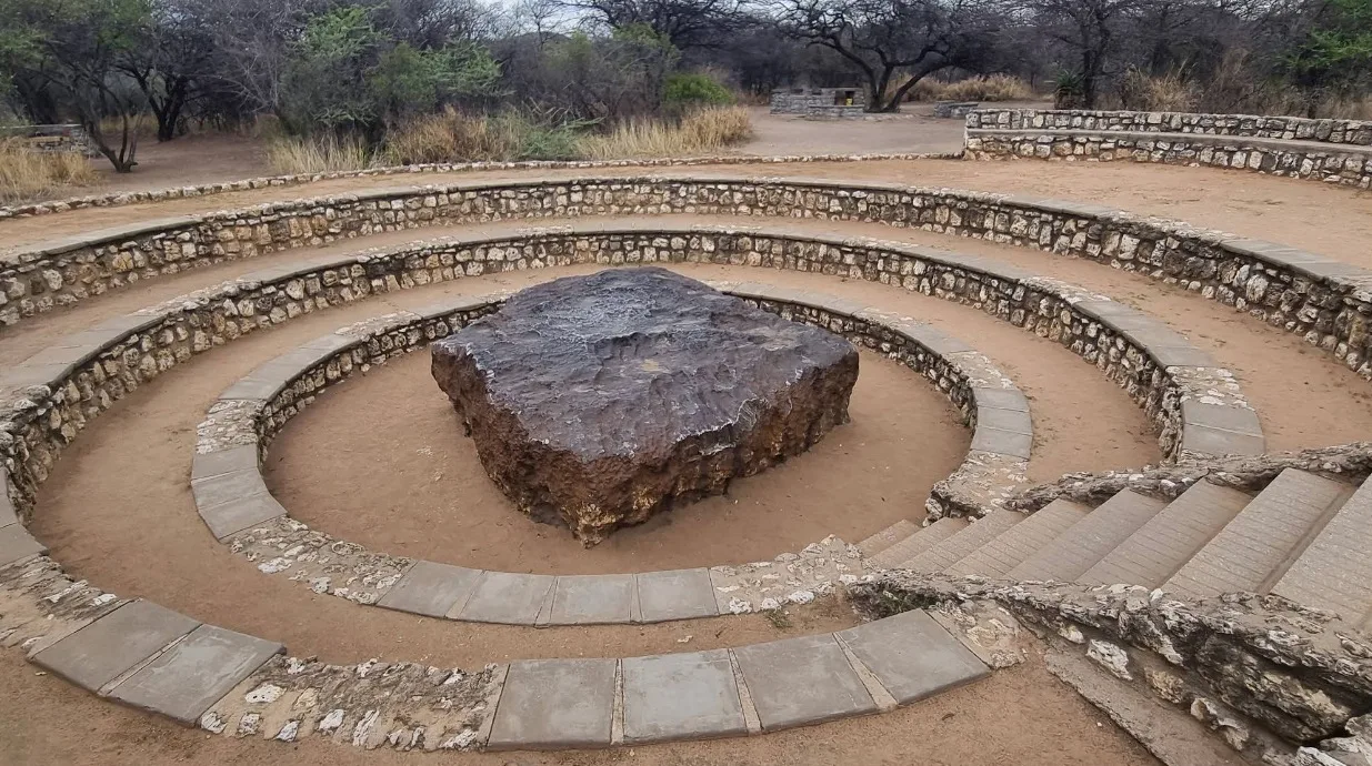 una foto del meteorite hoba in namibia