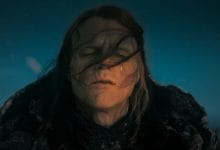 il volto della creatura con occhi marcati dalle lacrime