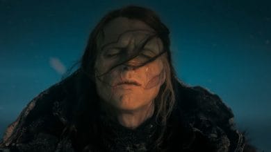 il volto della creatura con occhi marcati dalle lacrime