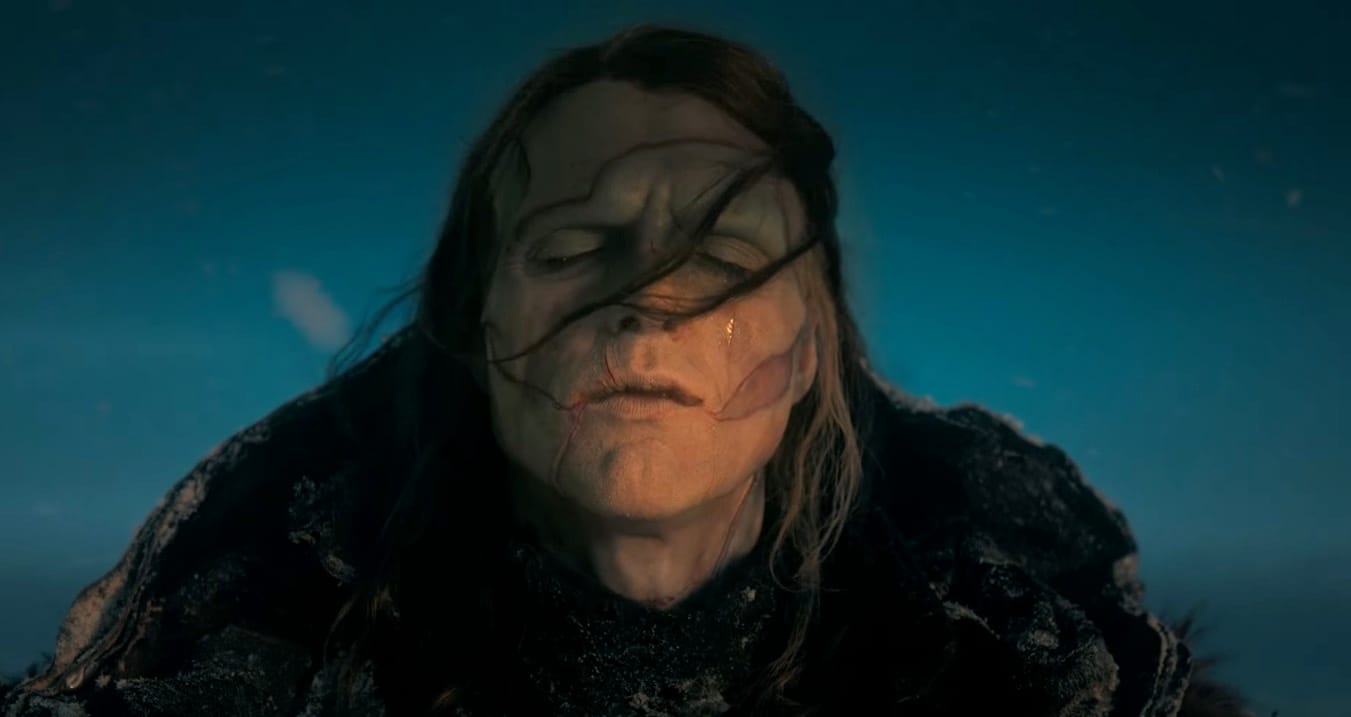 il volto della creatura con occhi marcati dalle lacrime