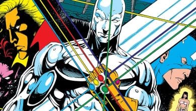 silver surfer che tiene il guanto dell'infinito in una copertina di un fumetto ormai vecchio