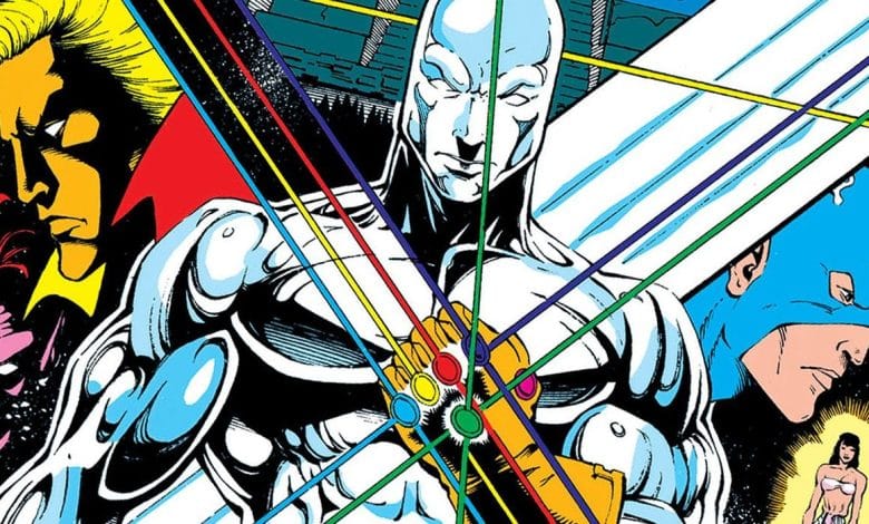 silver surfer che tiene il guanto dell'infinito in una copertina di un fumetto ormai vecchio