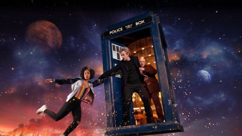 la copertina di doctor who con due personaggi che entrano della cabina telefonica iconicha della serie tv