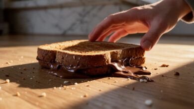 un sandwich con la nutella o cioccolata che cade per terra