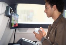 un ragazzo che gioca alla playstation 5 in auto