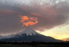 una nuvola a forma di drago sulla cima del monte fuji
