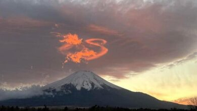 una nuvola a forma di drago sulla cima del monte fuji