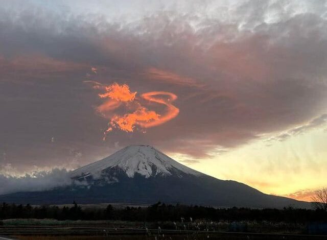 una nuvola a forma di drago sulla cima del monte fuji