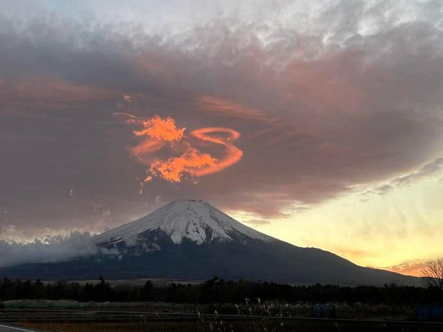 una nuvola a forma di drago sulla cima del monte fuji
