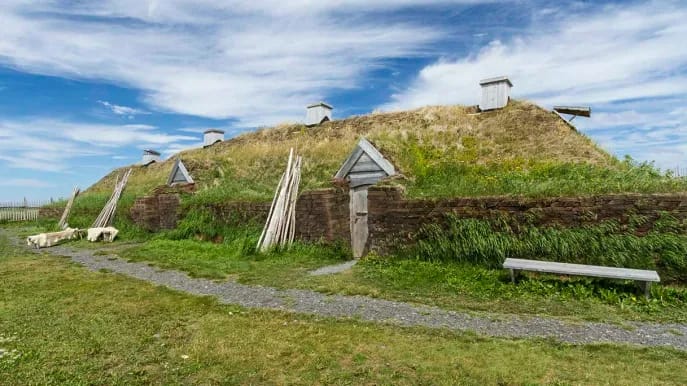 Le capanne del villaggio vichingo in Canada, immerse nella vegetazione