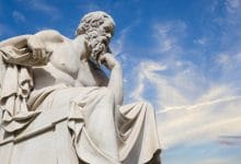 una statua di socrate pensatore