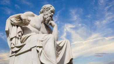 una statua di socrate pensatore
