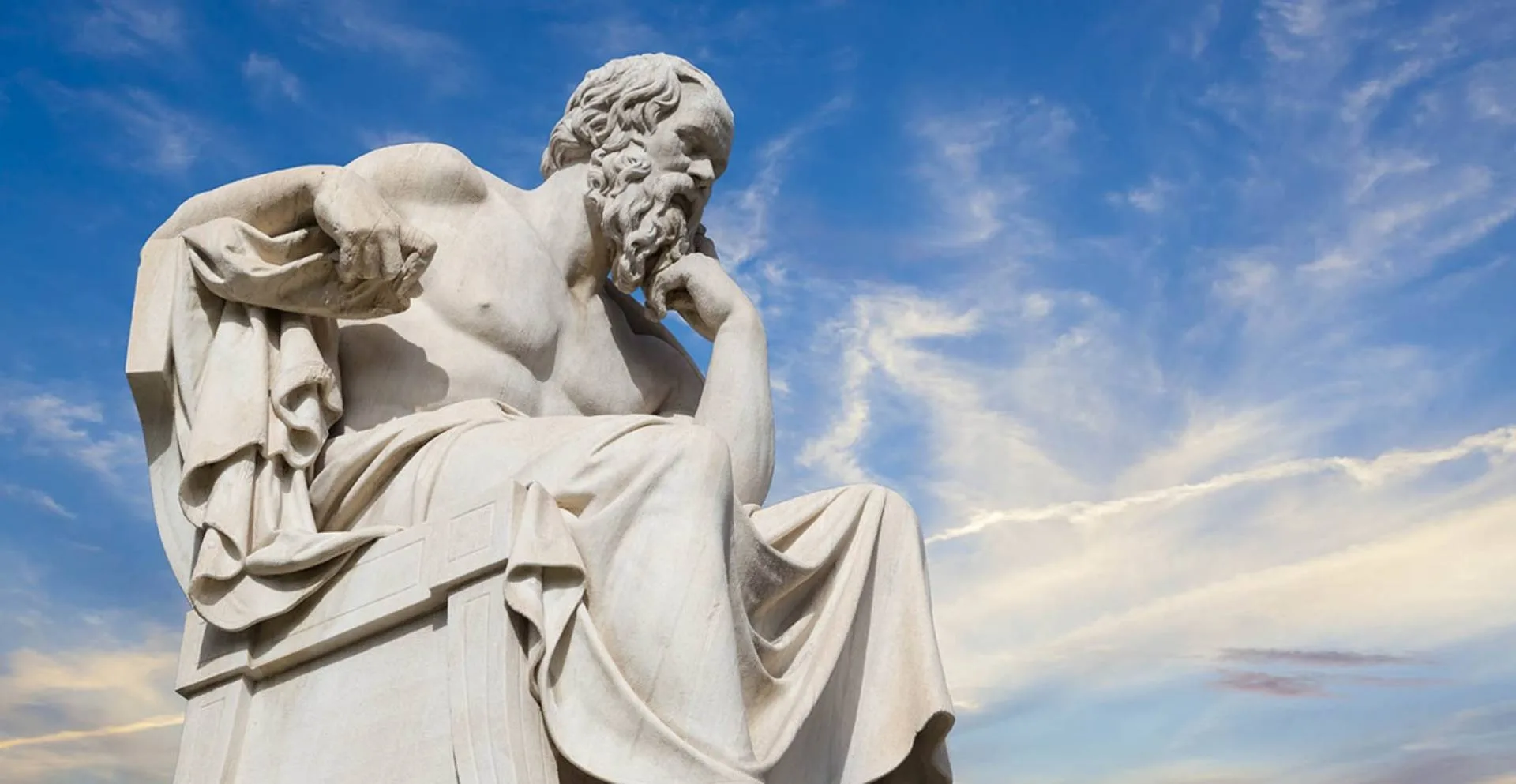 una statua di socrate pensatore