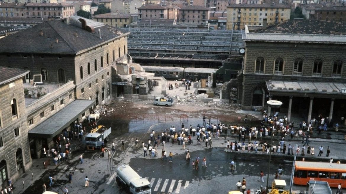 attentanto alla stazione di bologna