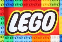 il logo di lego su dei mattoncini tutti colorati disposti in ordine